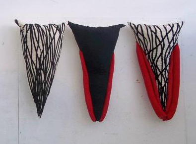 “Obapio” (“ovário” em ucraniano) de PATRÍCIA DE ALMEIDA, é um conjunto de esculturas resultantes de uma série de desenhos que sugerem, precisamente, o lado escultórico do estudo a que se propuseram. “Obápio” divide-se em duas partes distintas, mas em ambas encontramos uma indelével toada visual e conceptualmente provocatória. O primeiro trabalho da série é um conjunto de sete peças suspensas de cerâmica (casulos) que pretendem transmitir a sensação de protecção, mas também de fragilidade e de efemeridade. O segundo, é um conjunto de nove artefactos em tecido que sugerem vulvas, e que nos mostram um patamar de maior maturidade na evolução artística desta ainda jovem criadora. Patrícia Virgílio de Almeida nasceu em 1990 na cidade de Leiria. Completou o 12º ano no Instituto Educativo do Juncal, na área de Artes Visuais, e em 2009 ingressou na Faculdade de Belas Artes da Universidade de Lisboa no curso Ciências da Arte e do Património, frequentando, em simultâneo, as aulas de Iniciação de Pintura. Pouco depois, transferiu-se para a Escola Superior de Artes e Design das Caldas da Rainha onde, desde 2010, frequenta o curso de Artes Plásticas.